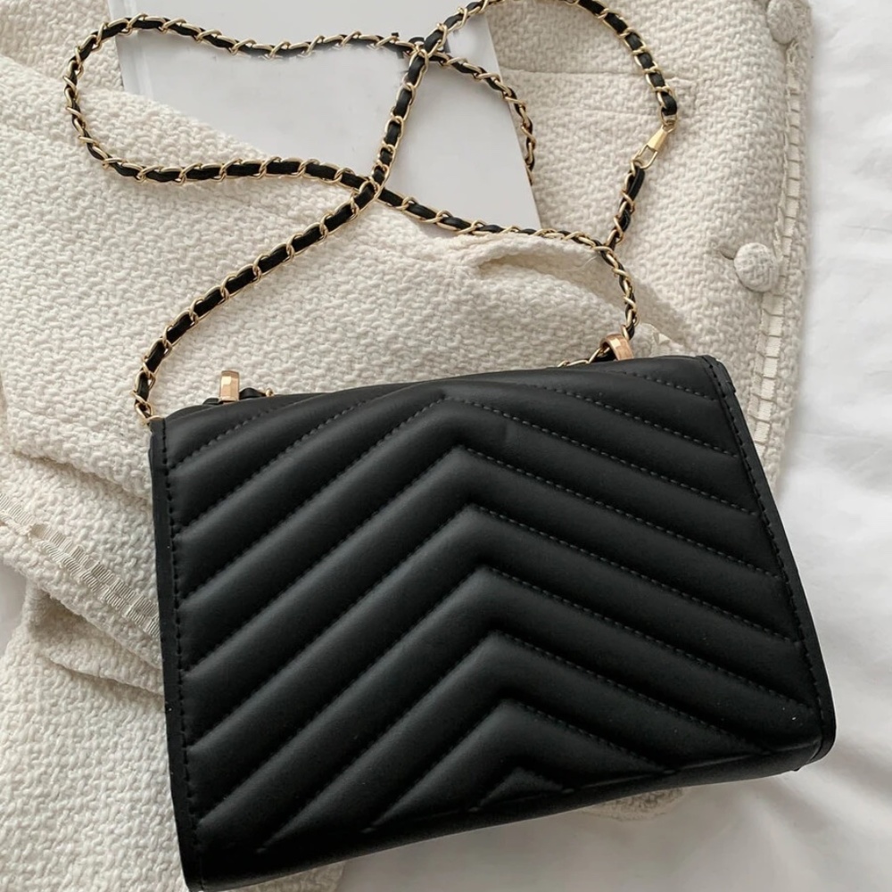 Luxe vegan Leather Quilted Chain Bag - Picture 3 of 10